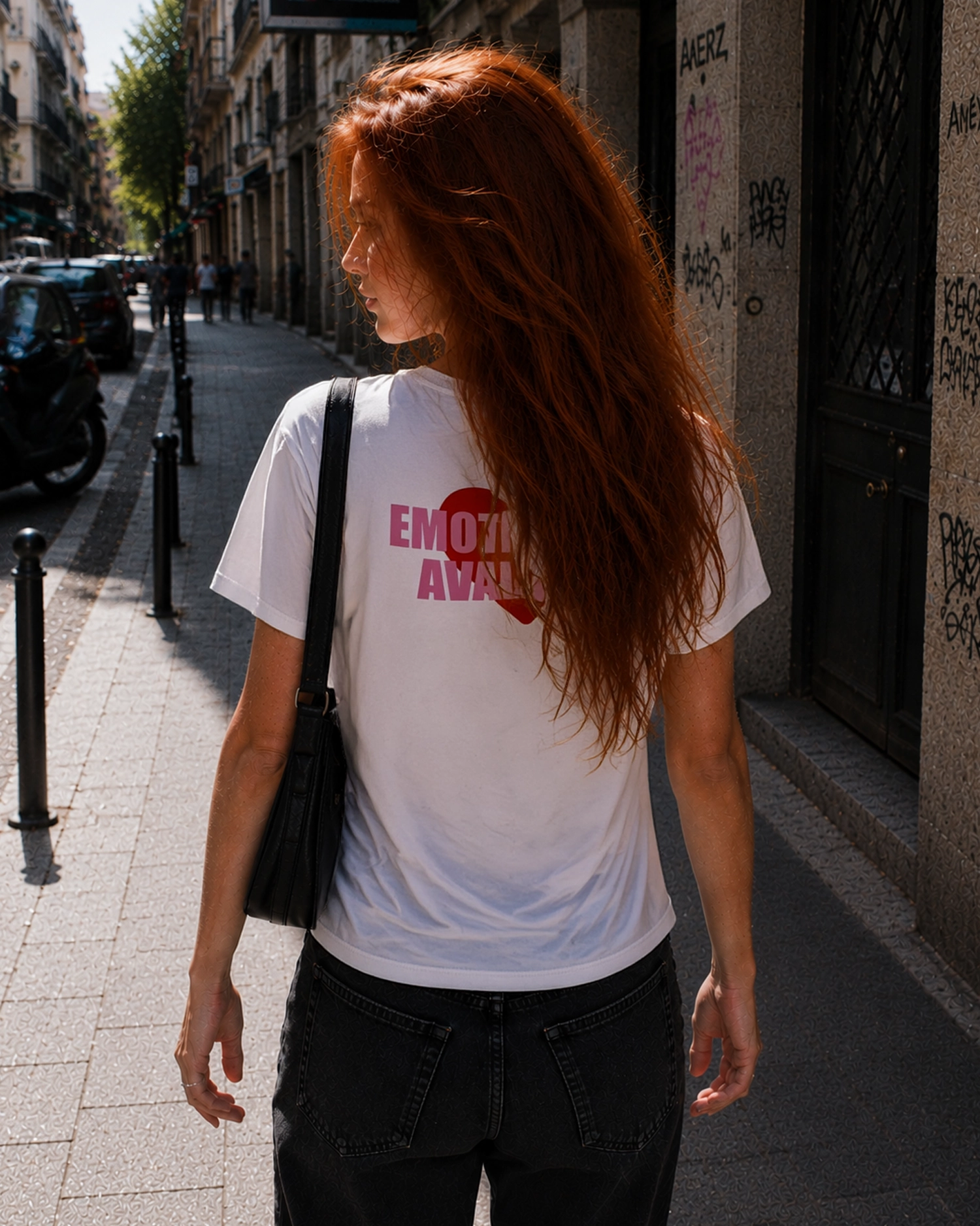 camiseta emotionally avaliable blanca