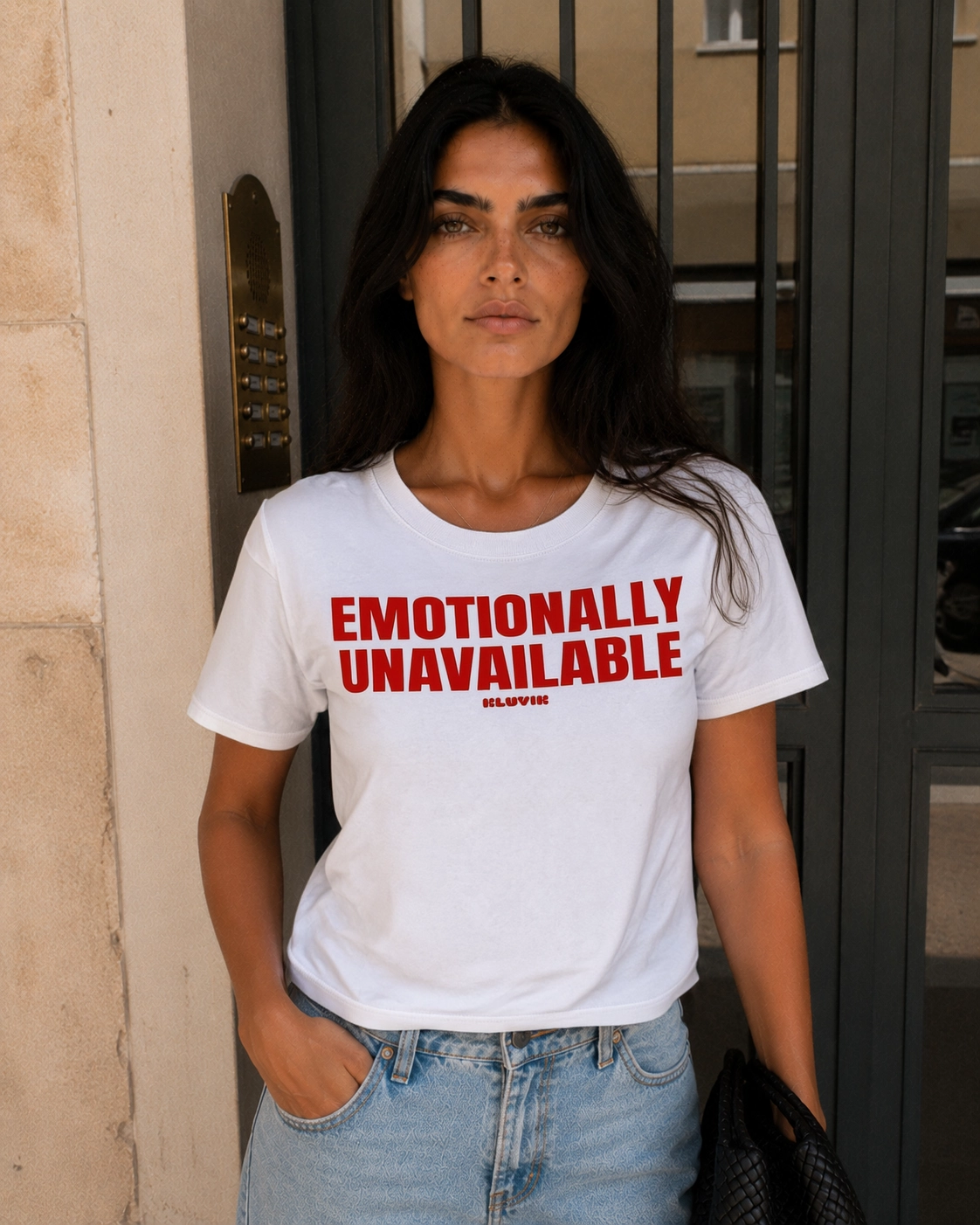 camiseta emotionally unavailable blanca