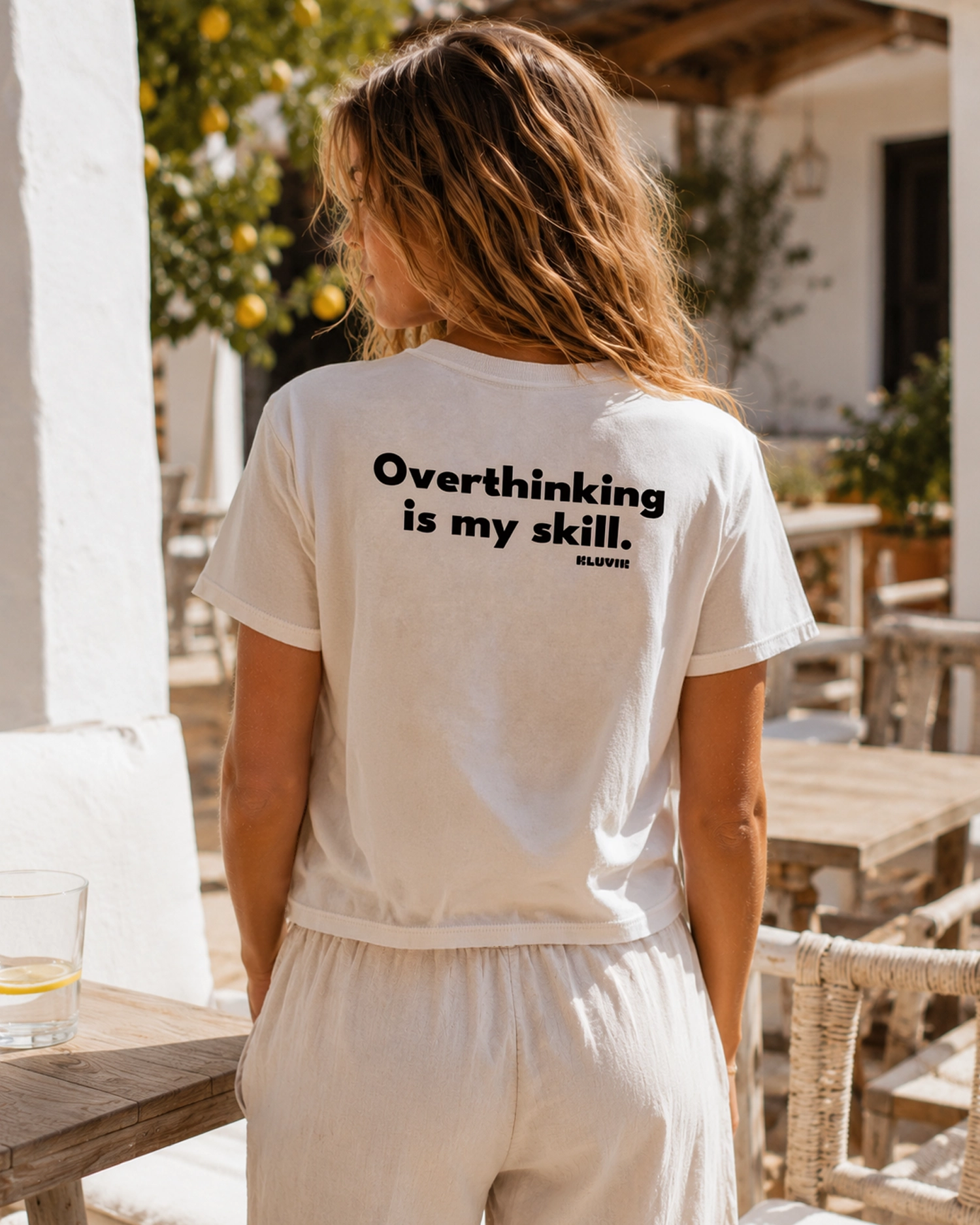 camiseta overthinking is my skill blanca